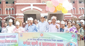 নিজস্ব প্রতিবেদকঃ যশোরে ১৭ তম বিশ্ব অটিজম সচেনতা দিবস পালিত হয়েছে, দিবসটি উপলক্ষে আলোচনা সভা বর্ন্যাঢ শোভাযাত্রা ও র‌্যালী অনুষ্টিত হয়। উক্ত শোভাযাত্রা উদ্ভোধন করেন যশোরের জেলা প্রশাসক মোঃ আবরাউল হাছান মজুমদার, যশোর জেলা প্রশাসন সমাজসেবা অধিদপ্তর ও জাতীয় প্রতিবন্ধি ফাউন্ডেশনের যৌথ উদ্যাগে আযোজিত দিবসটিতে যশোরের বিভিন্ন এনজিও ও স্বেচ্ছাসেবী প্রতিষ্ঠান উক্ত র‌্যালী ও আলোচনা সভায় অংশ গ্রহন করেন। র‌্যালী শেষে জেলা প্রশাসকের কার্যালয়ে আলোচনা সভা অুষ্ঠিত হয়, যশোরের জেলা প্রশাসক মোঃ আবরাউল হাছান মজুমদারের সভাপতিত্বে অনুষ্ঠিত উক্ত সভায় বক্তারা বলেন,দিবস পালন করলেই হবে না অটিজমদের প্রতি সকলকে এগিয়ে আসতে হবে তাদের সুবিধা অসুবিধার প্রতি সকলের খেয়াল রাখতে হবে কেননা তারা আমাদেরই এই সমাজের অংশ। তাদের প্রতি সকলের সহযোগীতা করতে হবে। কেননা মানুষিক প্রতিবন্ধীরা সমাজের আর ১০ জনের মতো নয়,তাদের প্রতি সহানুভুতির হাত বাড়িয়ে দিতে হবে।